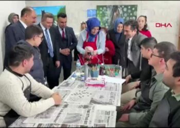 Otizme farkındalık için mavi balon uçurdular