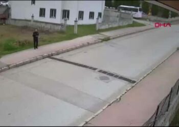 2 otomobilin çarpıştığı kaza kamerada