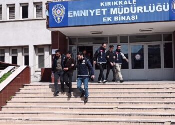 Babalarını bıçak ve nacak ile öldüren 2 kardeş, adliyeye sevk edildi