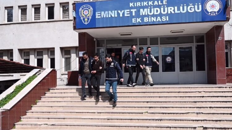 Babalarını bıçak ve nacak ile öldüren 2 kardeş, adliyeye sevk edildi