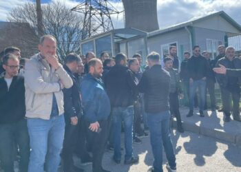 Santral işçileri, ücretsiz izne karşı eylem yaptı