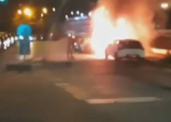 Beşiktaş'ta park halindeki elektrikli otomobilde çıkan yangın yandaki araca sıçradı