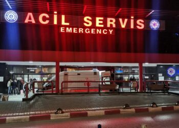 Parkta rastgele bıçak sallayan kişi, 2 yaşındaki Samet’i boğazından yaraladı