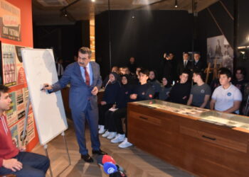 Bakan Tekin, Aydın’da lise öğrencilerine ‘Demokrasi ve İnsan’ dersi verdi