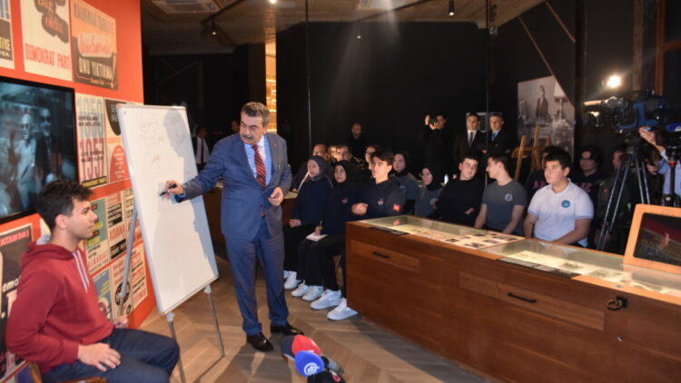 Bakan Tekin, Aydın’da lise öğrencilerine ‘Demokrasi ve İnsan’ dersi verdi