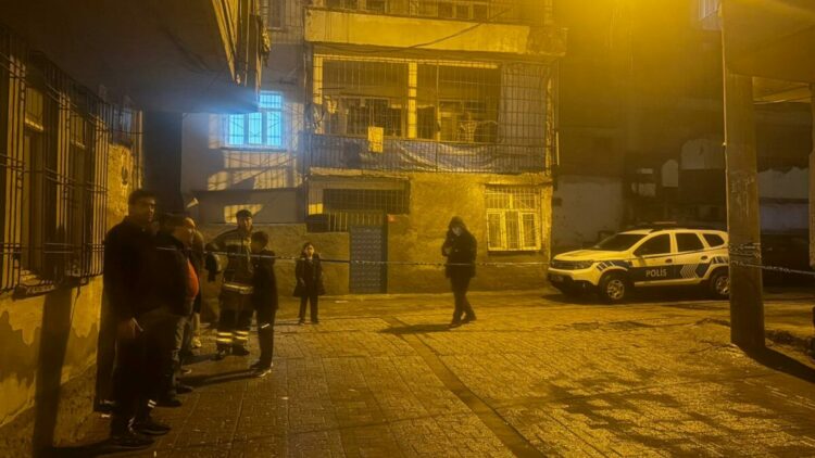 Diyarbakır'da kolonlarından ses gelen apartman tahliye edildi