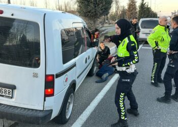 Aracı ile çarptığı yayanın başından ayrılmadı