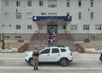 Kendilerini polis ve savcı olarak tanıtıp 2 milyon lira dolandıran şüpheliler yakalandı
