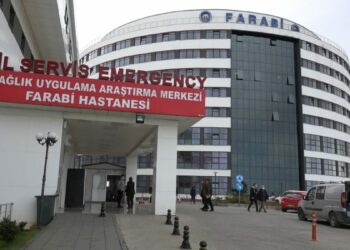 Bıçaklı kavgada yaralandı, kaldırıldığı hastanede tabancayla vuruldu