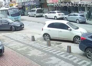 Maltepe'de yolcu minibüsüyle otomobil çarpıştı: 3 yaralı