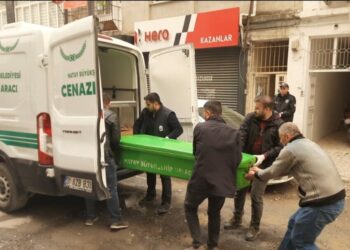 Evinde bıçaklanarak öldürülmüş halde bulundu