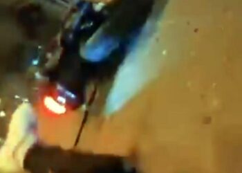 Otomobil ile çarpışan motosikletin sürücüsü yaralandı; kaza kamerada