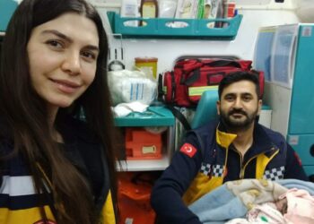 İlk çocuğunu ambulansta dünyaya getirdi