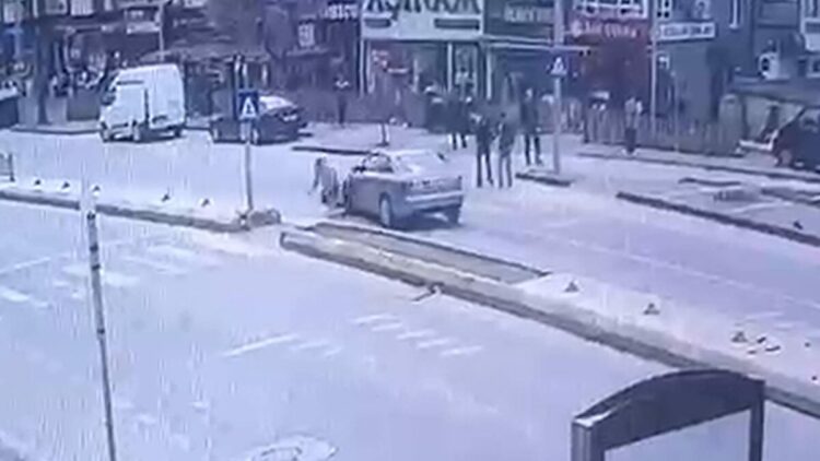 Otomobilin yayaya çarptığı kaza kamerada