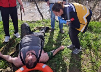 Dengesini kaybedip nehre düşen kişiyi itfaiye ekipleri kurtardı
