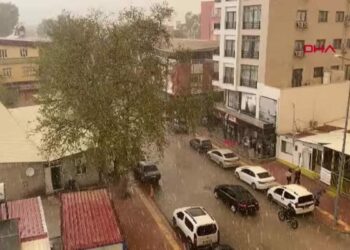 Osmaniye’de yağmur ve dolu etkili oldu, toz taşınımı görüşü düşürdü