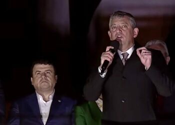 Özgür Özel: Bozbey, Aydın’daki sözde topuklu, topuklayan efe gibi AK Parti’ye sığınmadığı için gözaltında