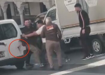 Kağıthane’de iki sürücünün bıçaklı yol verme kavgası kamerada
