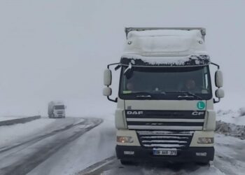 Kar yağışı ve buzlanma nedeniyle 2 bin 550 rakımlı Ilgar Dağı Geçidi’nde ulaşım aksadı