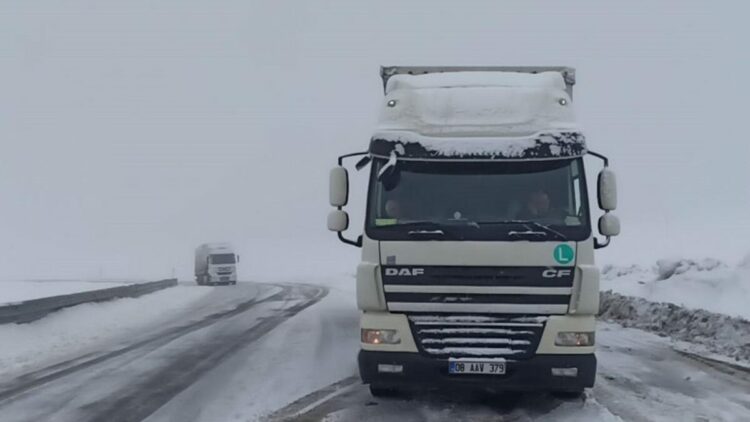 Kar yağışı ve buzlanma nedeniyle 2 bin 550 rakımlı Ilgar Dağı Geçidi’nde ulaşım aksadı