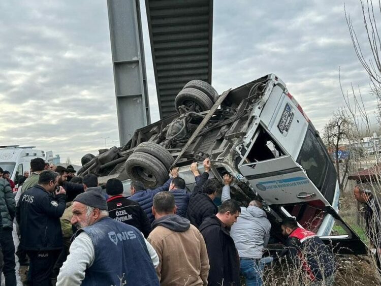 Ankara'da özel halk otobüsü, üst geçidin ayağına çarptı: 4 ölü, 13 yaralı