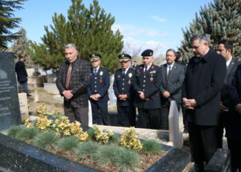Bakan Çiftçi, Neşet Ertaş'ın kabrini ziyaret etti