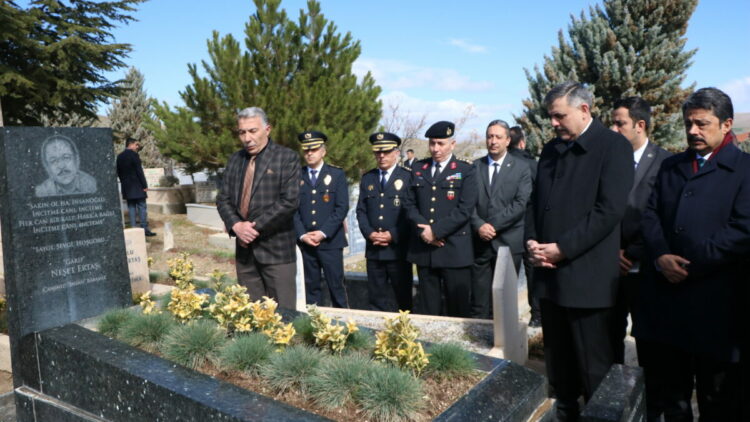 Bakan Çiftçi, Neşet Ertaş'ın kabrini ziyaret etti