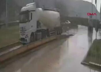 Otomobilden hırsızlık yapan 2 kişi, 46 saatlik kamera kaydı izlenerek yakalandı