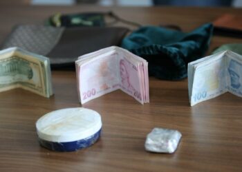 Otobüste unutulan içinde 600 bin liralık altın ve bir miktar para olan çanta sahibine ulaştırıldı