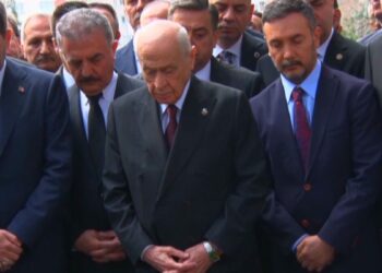 Bahçeli, Türkeş'in kabrini ziyaret etti