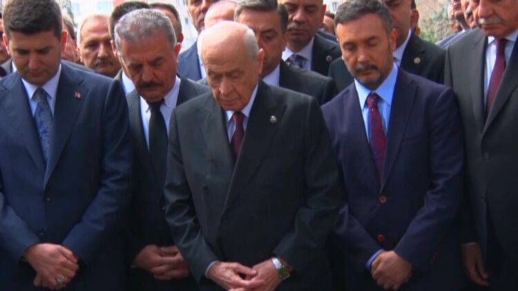 Bahçeli, Türkeş'in kabrini ziyaret etti