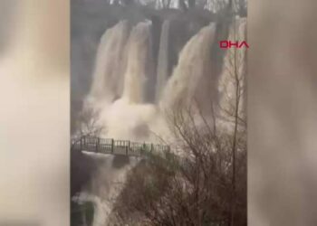 Sel suları nedeniyle Sızır Şelalesi, çamur renginde akmaya başladı