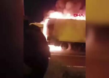 Seyir halindeki TIR alev alev yandı; o anlar kamerada