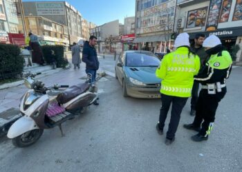 Ehliyetsiz ve plakasız 3 motosiklet sürücüsüne toplam 135 bin lira ceza