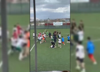 U-14 liginde futbolcuların maç sonu tekmeli yumruklu kavgası kamerada