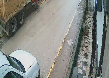 Çalışır halde bırakılan hafriyat kamyonu hareket edip kaldırımdaki yayaya çarptı; kaza kamerada