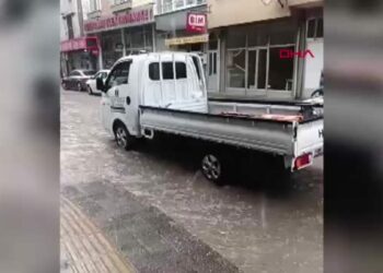 Uzunköprü’de sağanak; yollar göle döndü
