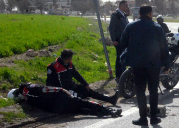 Babasından izinsiz aldığı otomobille polislere çarptı: 2 yaralı