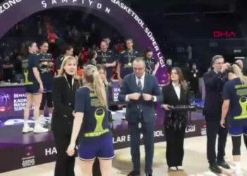 Fenerbahçe Opet şampiyonluk kupasını aldı