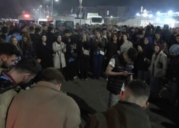 Trabzonsporlu taraftarlar Galatasaray galibiyetini kutladı