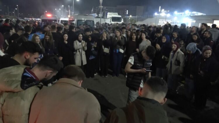 Trabzonsporlu taraftarlar Galatasaray galibiyetini kutladı