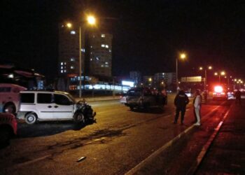 Seyir halindeyken arızalan minibüse hafif ticari araç çarptı: 6 yaralı