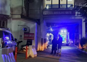 Evinde çıkan yangında ağır yaralandı