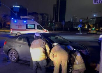 Kartal’da iki otomobil çarpıştı: 4 yaralı
