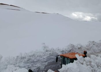 Erzincan’da 4 metreyi aşan karla mücadele