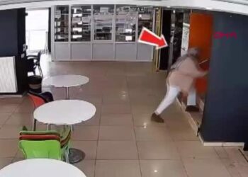Van'daki depremde, dershanede öğrencilerin yaşadığı panik kamerada