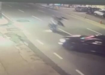Beşiktaş’ta motosikletle otomobile çarparak takla atan 2 kişi öldü; kaza anı kamerada