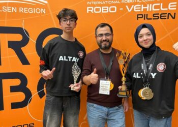 Meslek Lisesi'nde üretip, ‘Altay’ adını verdikleri otonom robotla dünya 2’ncisi oldular