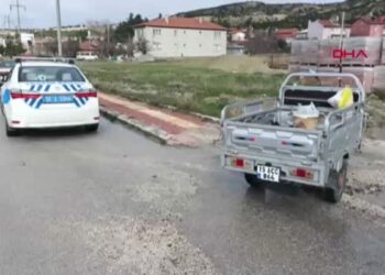 Üç tekerlekli elektrikli motosikletten düşen yolcu yaralandı