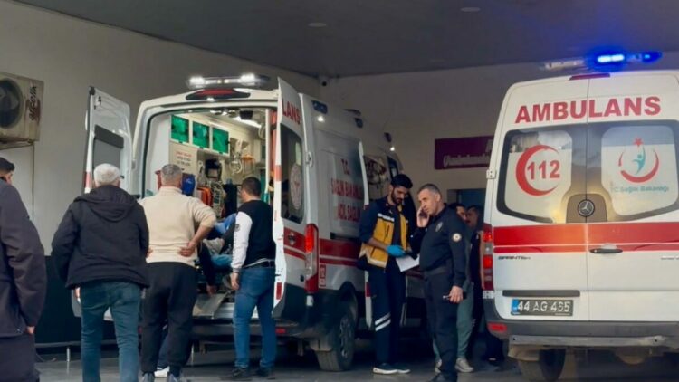 Bıçaklı kavgada 2 kardeş yaralandı